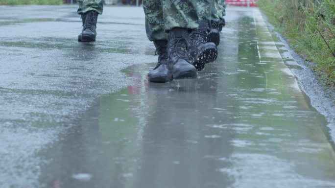 雨天军人行走脚步