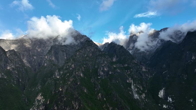 玉龙雪山 夏季 玉龙雪山面向金沙江面