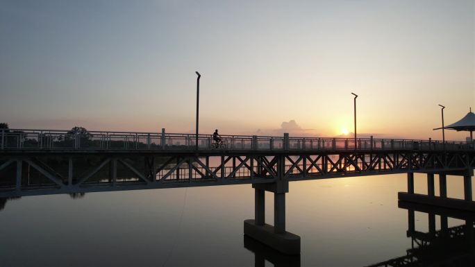 哈尔滨黄昏航拍铁路桥骑自行车行人