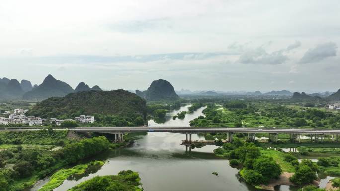 航拍桂林漓江上的高速公路大桥