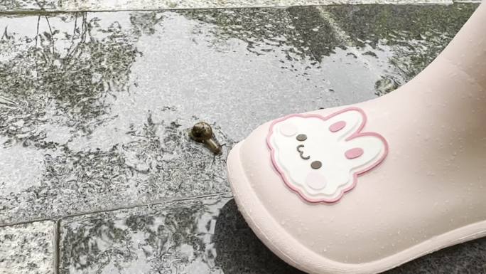 雨中蜗牛与小朋友