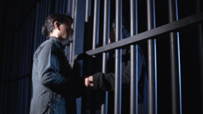 监狱狱中探亲母女 牵手 隔栏交流C028