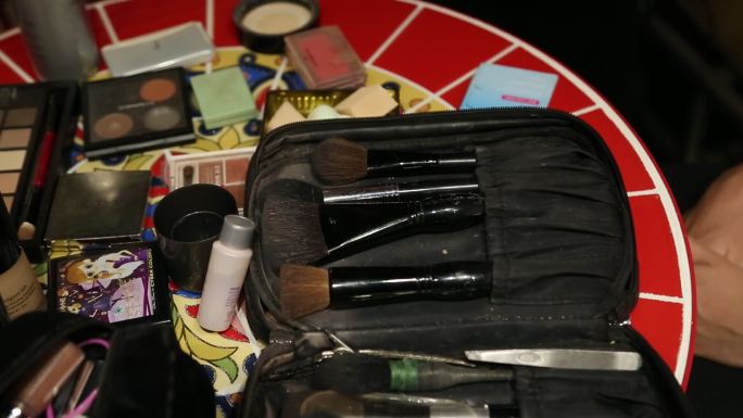 化妆品 化妆刷 专业化妆师圆桌 准备工作