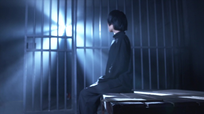 情景再现监狱中女子坐着看窗外沉思C028