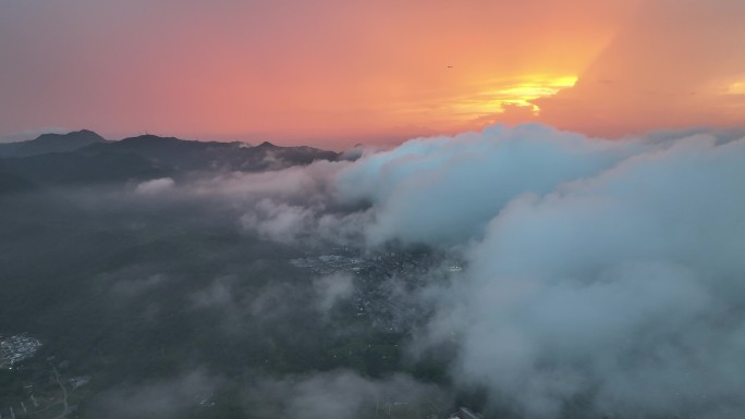 飞机穿过云层