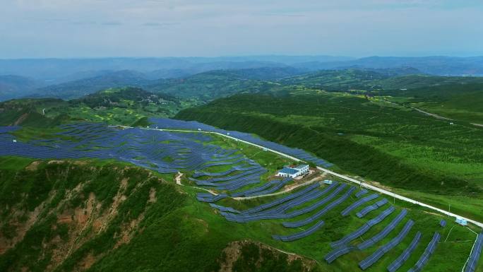 建在山顶上的光伏板、光伏发电、光伏园区