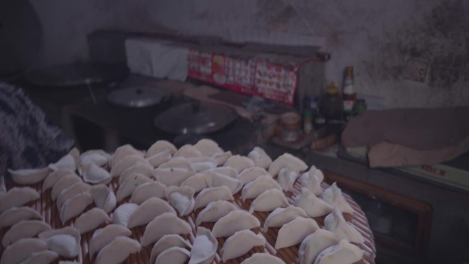 端饺子饺子煮饺子灶台铁锅老太太