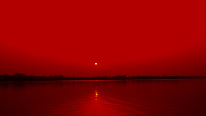 红色夕阳倒影红色天空晚霞