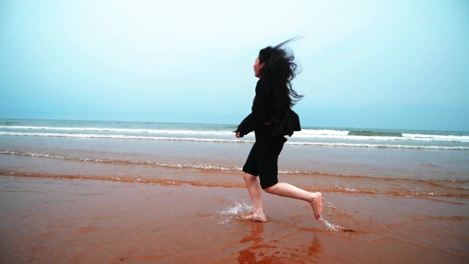 沙滩少女奔跑慢动作