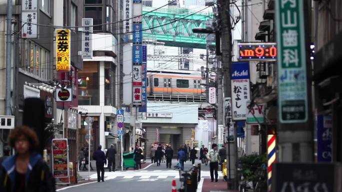 日本夜晚路人匆匆街头一景