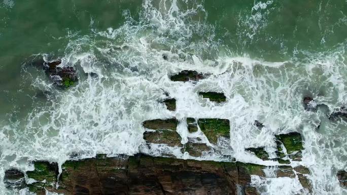 海浪拍打沙滩礁石