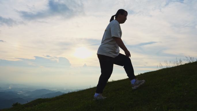 一个肥胖女子登山爬山减肥走路脚步