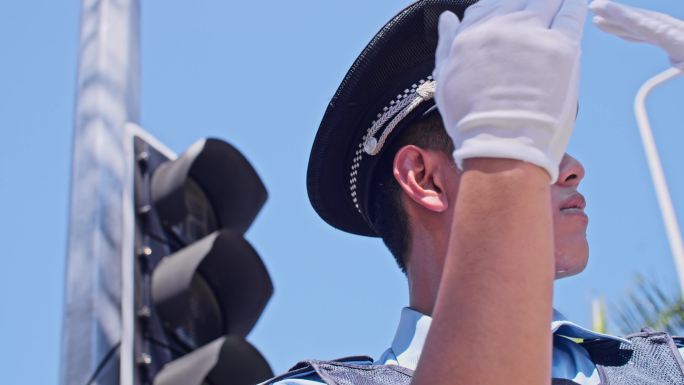 交警指挥辛苦流汗夏天闷热工作