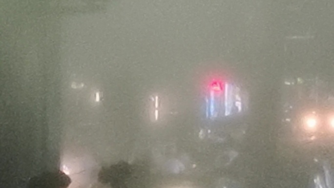大雾弥漫城市雾霾雾气 喷雾穹弩之下雾霾层