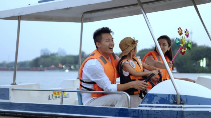 4K一家三口幸福生活坐游船观光幸福家庭