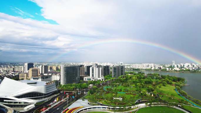 城市蓝天白云彩虹风景