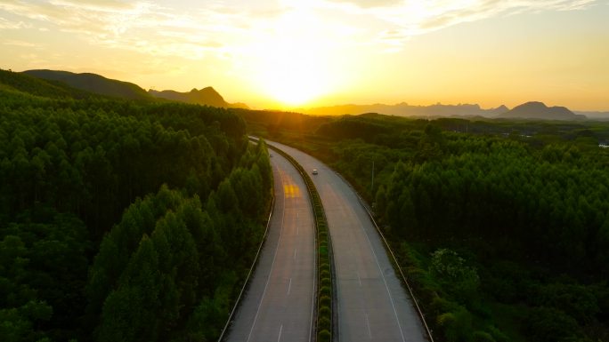 汽车行驶在高速路上