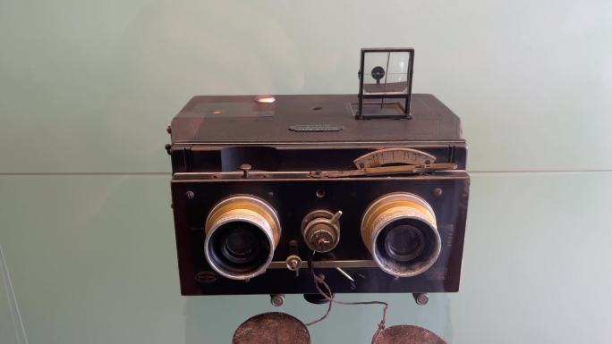 早期模拟双眼双镜头照相机