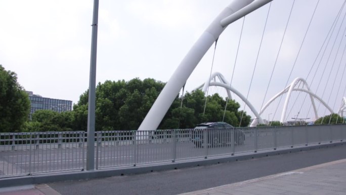 上海 上海淀山湖大桥 电动车 桥上