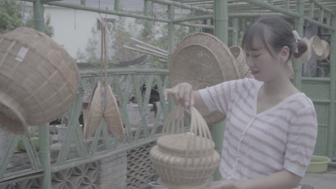 美女小姐姐参观非遗手工竹编坊传统手工制作