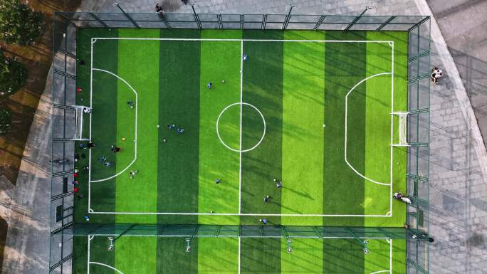 俯拍有很多人在踢球的足球场