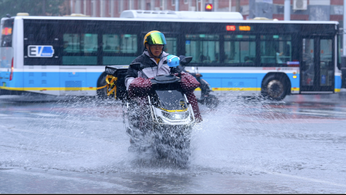 北京下大雨 城市街道积水 行车水花溅起