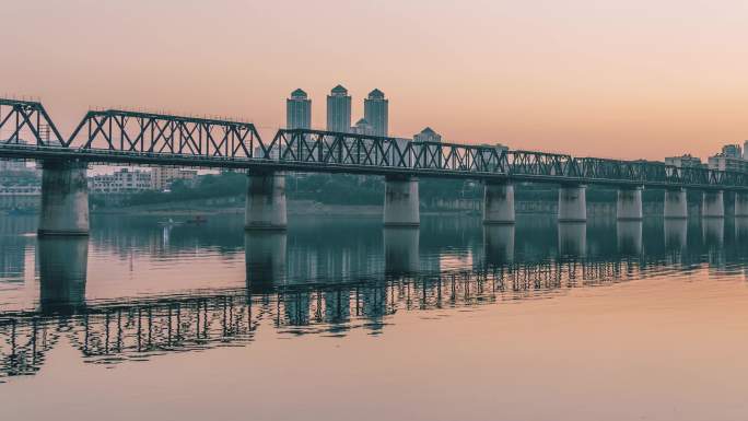 日落时分广西柳州铁桥与河流延时摄影