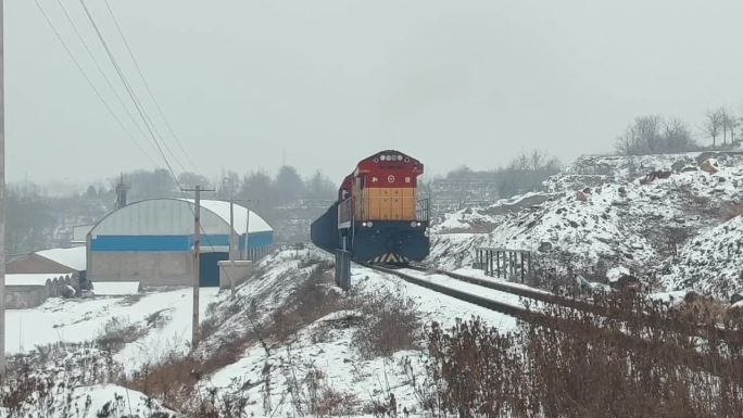 雪中内燃机车行进