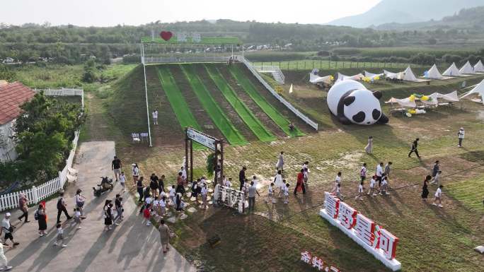 航拍俯瞰威海市临港区黄山村金井飞盘露营地