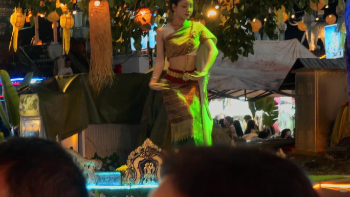 西双版纳告庄夜景歌伴舞傣族舞蹈演员