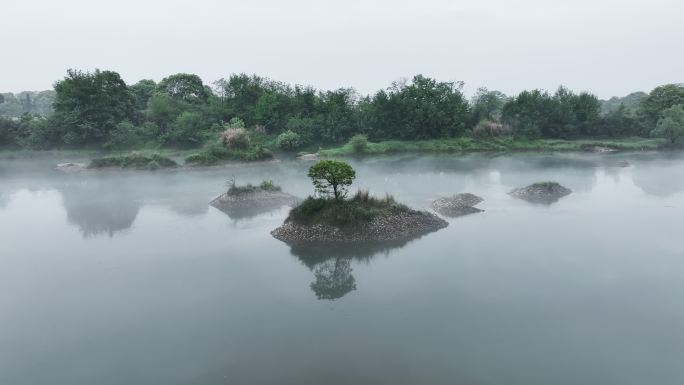 雨后云雾缭绕的河流