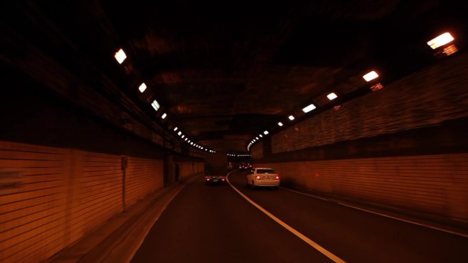 隧道里的汽车