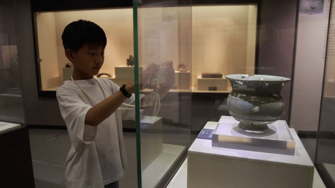 中国小男孩在博物馆参观学习