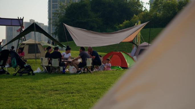 露营 热闹的露营基地 度假 享受