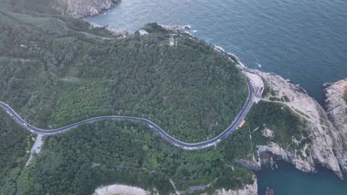 航拍俯瞰威海市环翠区环海路猫头山夏季景色