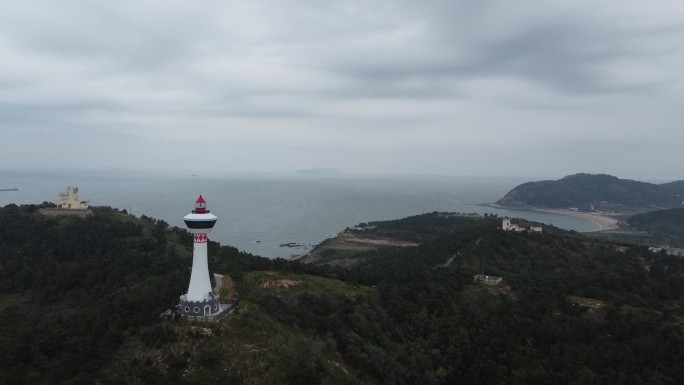 航拍阴天悬崖边上的灯塔大海风光