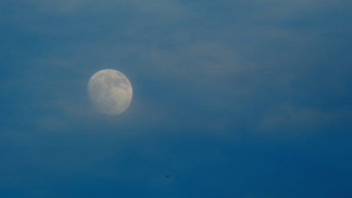 月亮 飞机略过月亮