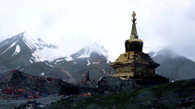 雪山 群山 金色佛塔经幡 阿尼玛卿