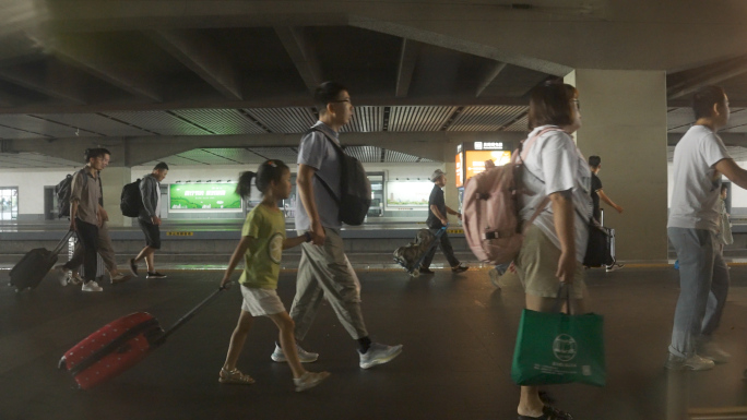 绿皮火车卧铺车厢旅客 行人行李出车站4K