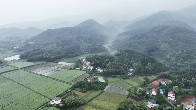 雨后云雾缭绕的田园山庄