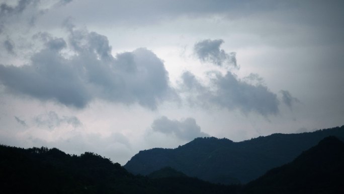 延时摄影-阴雨中的青山-天空中翻滚的雨云