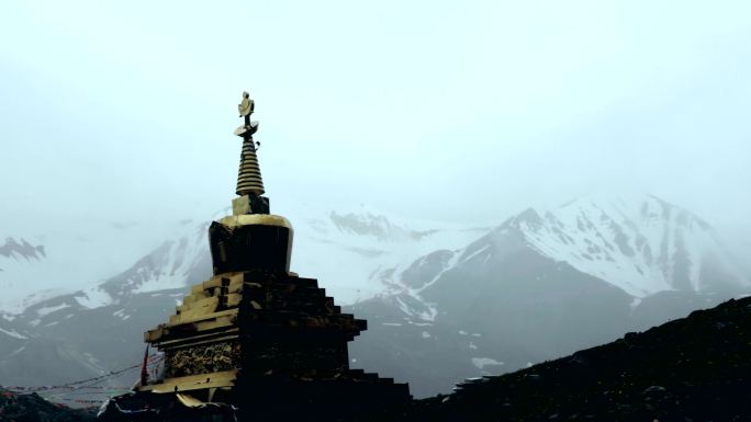 阿尼玛卿神山 飘飘经幡 金色佛塔