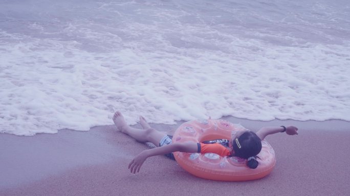小女孩游泳圈海边沙滩