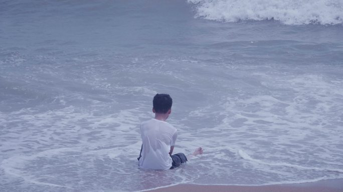 海边冥想小男孩