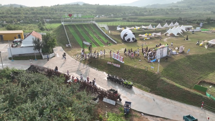 航拍俯瞰威海市临港区黄山村金井飞盘露营地