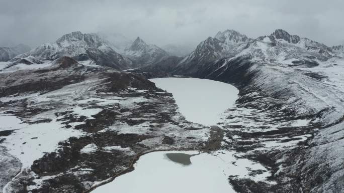 航拍冬天川藏公路姊妹湖雪景