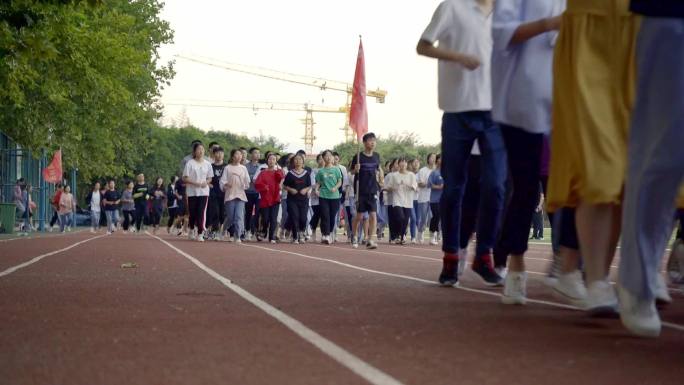 高中生初中生早操跑步晨跑