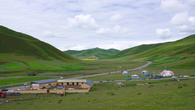 草原旅游牧民经济藏族村庄炊烟帐篷蒙古包