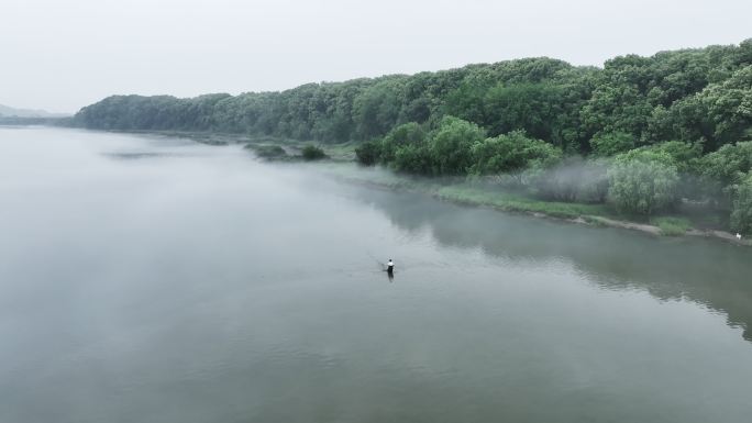雨后云雾缭绕的河道