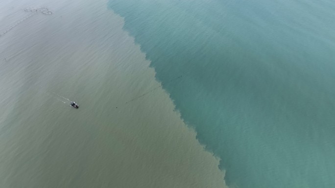 两种颜色的海水